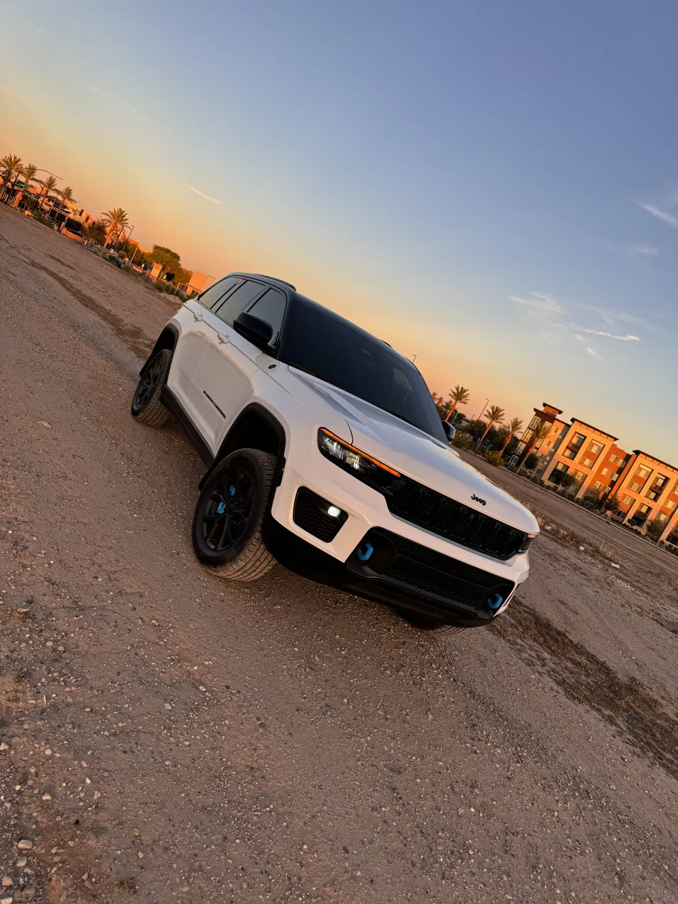 Jeep Grand Cherokee — front, pearl white